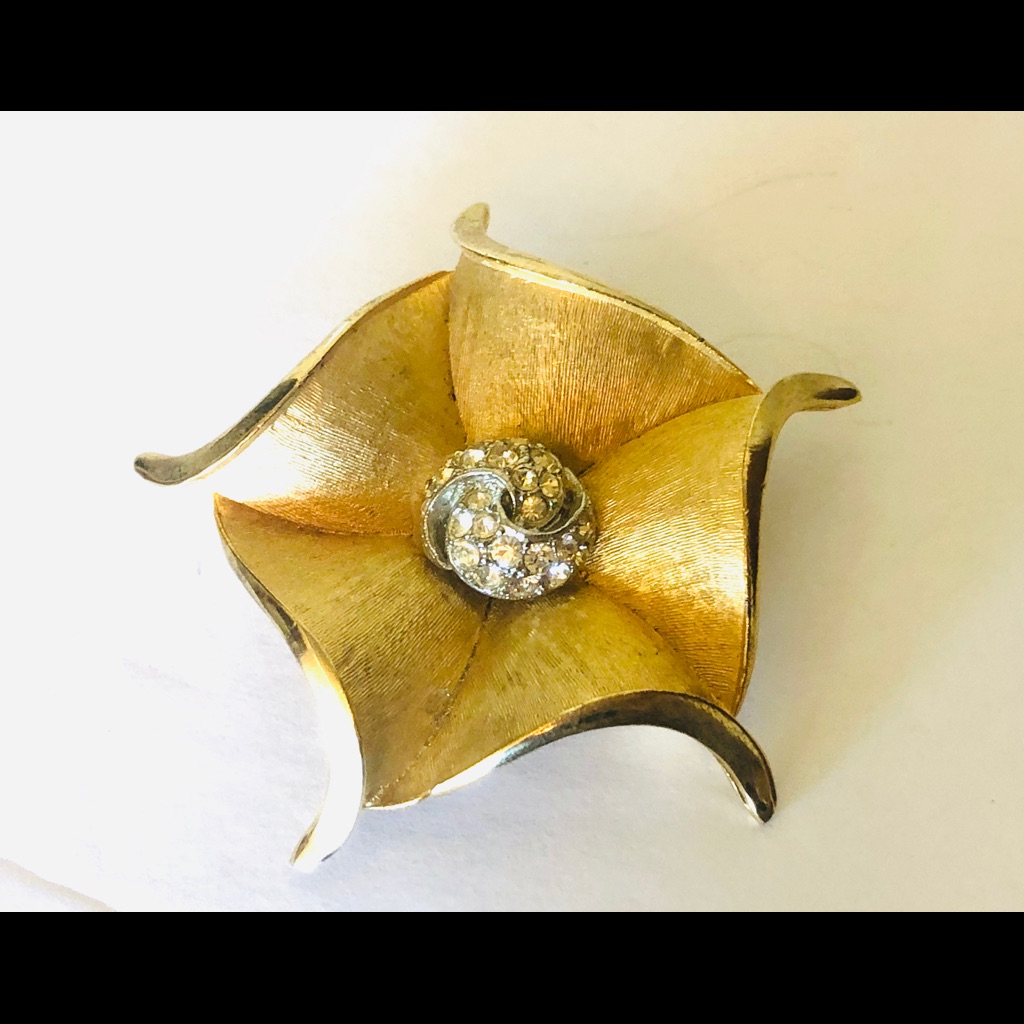 Vintage Signed Bsk Gold Rhinestone Star Brooch 16$